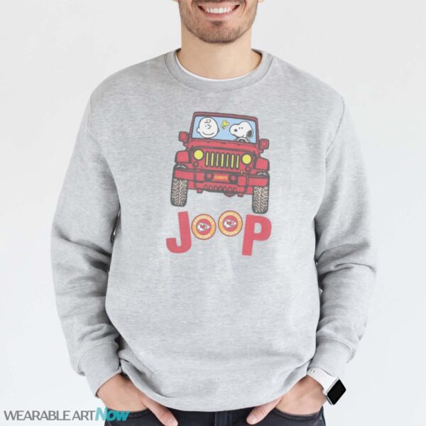 Kansas City Chiefs Snoopy And Charlie Brown Driving Jeep T-Shirt Hoodie Sweatshirt - Grey Sweatshirt