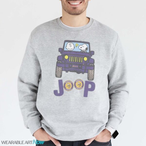 Minnesota Vikings Snoopy And Charlie Brown Driving Jeep T-Shirt Hoodie Sweatshirt - Grey Sweatshirt