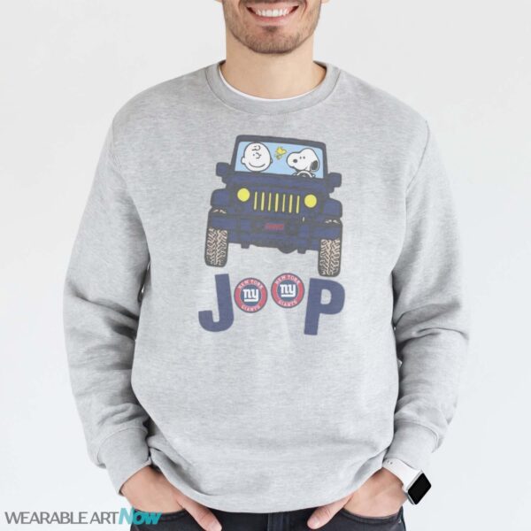 New York Giants Snoopy And Charlie Brown Driving Jeep T-Shirt Hoodie Sweatshirt - Grey Sweatshirt