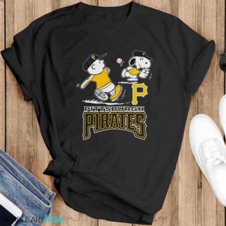 Peanuts Charlie Brown And Snoopy Playing Baseball Pittsburgh Pirates T-Shirt - Black T-Shirt