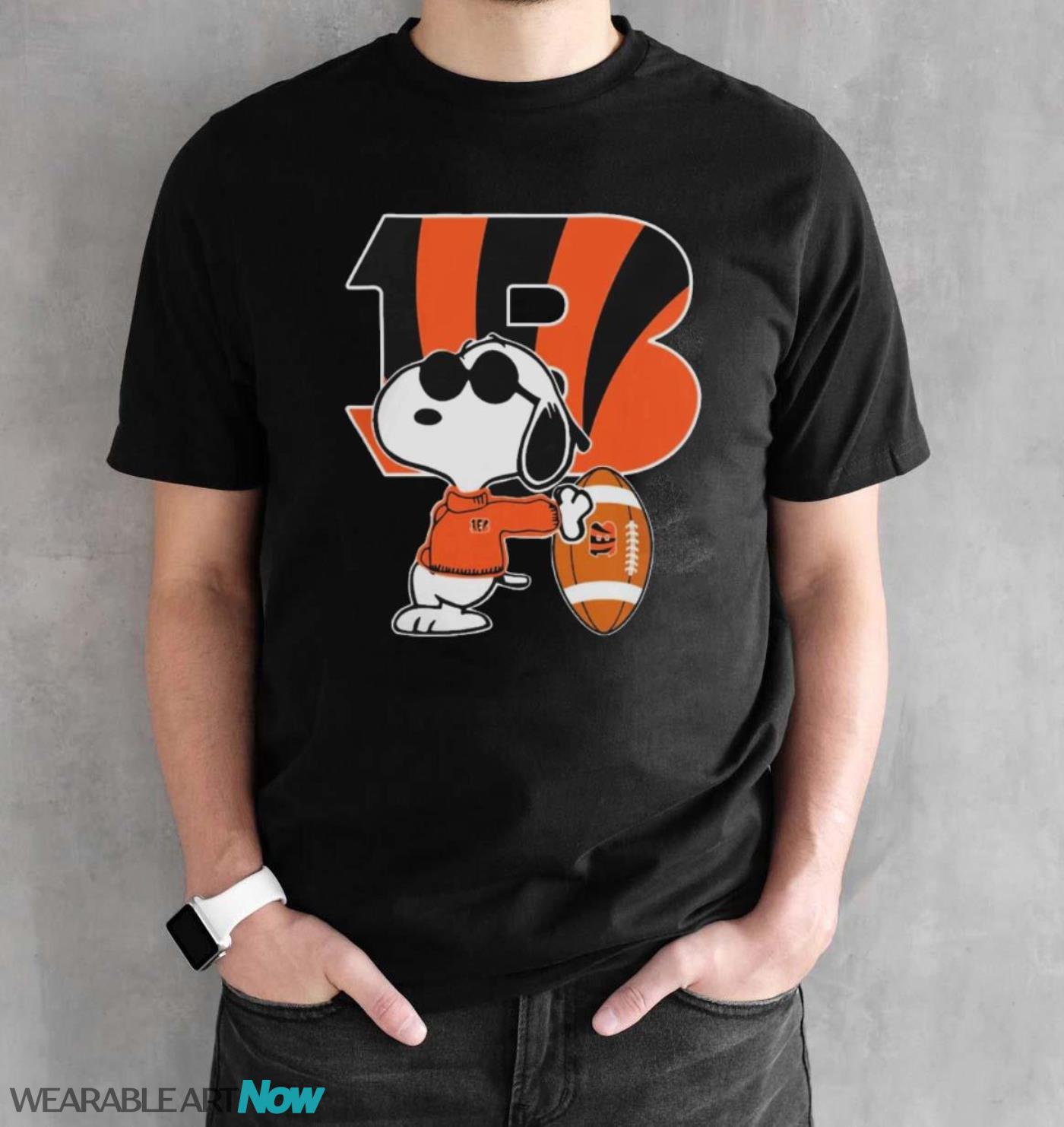 Cincinnati Bengals Nfl X Snoopy Dog Peanuts Into This Fan Gift t-shirt - Black Unisex T-Shirt