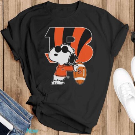 Cincinnati Bengals Nfl X Snoopy Dog Peanuts Into This Fan Gift t-shirt - Black T-Shirt