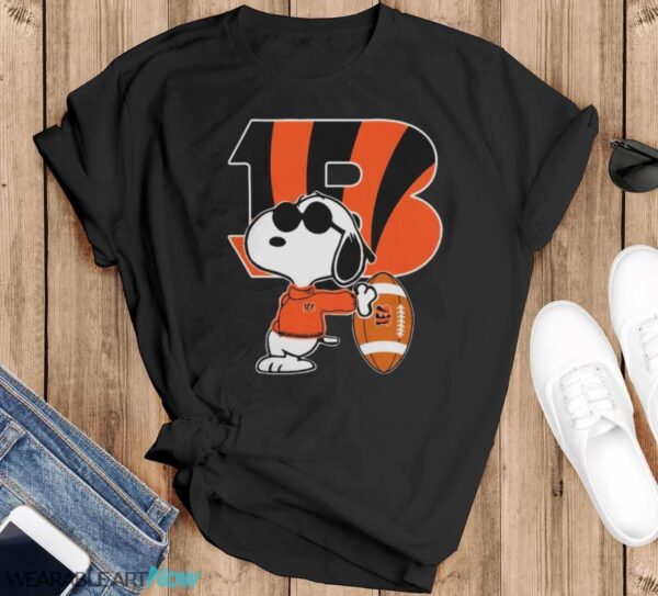 Cincinnati Bengals Nfl X Snoopy Dog Peanuts Into This Fan Gift t-shirt - Black T-Shirt