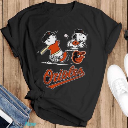 Peanuts Charlie Brown And Snoopy Playing Baseball Baltimore Orioles - Black T-Shirt