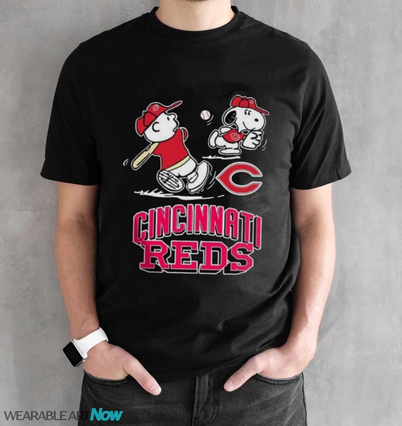 Peanuts Charlie Brown And Snoopy Playing Baseball Cincinnati Reds - Black Unisex T-Shirt