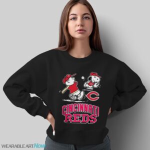 Peanuts Charlie Brown And Snoopy Playing Baseball Cincinnati Reds - Sweatshirt