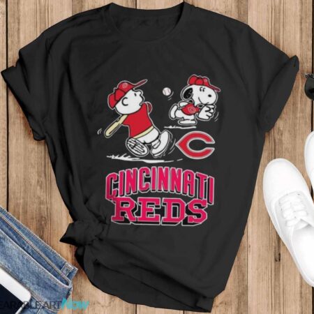 Peanuts Charlie Brown And Snoopy Playing Baseball Cincinnati Reds - Black T-Shirt