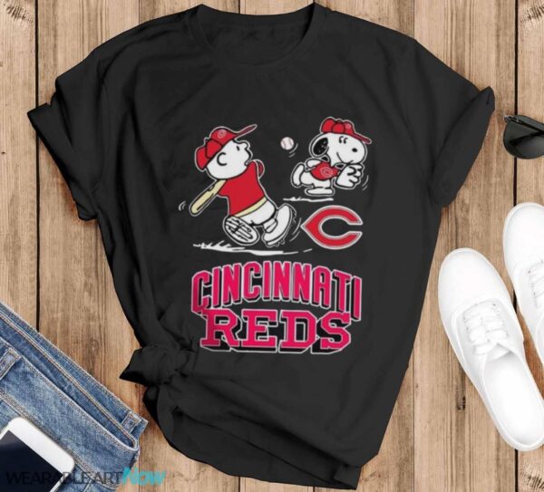 Peanuts Charlie Brown And Snoopy Playing Baseball Cincinnati Reds - Black T-Shirt