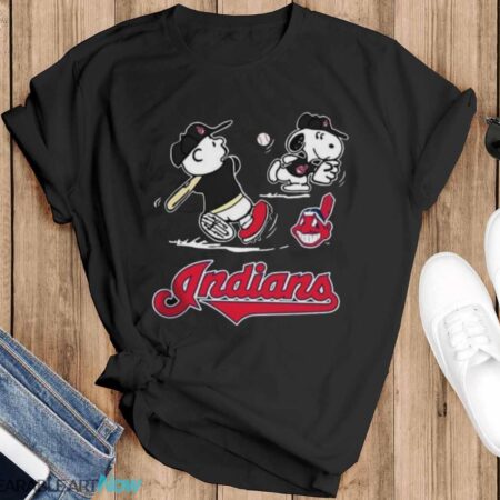 Peanuts Charlie Brown And Snoopy Playing Baseball Cleveland Indians - Black T-Shirt