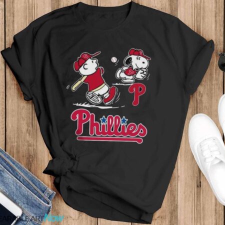 Peanuts Charlie Brown And Snoopy Playing Baseball Philadelphia Phillies - Black T-Shirt