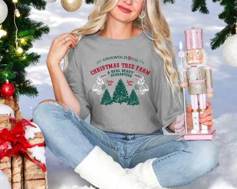 Griswold Co Tree Farm, A Real Beaut Guaranteed Christmas Sweatshirt Product Photo 2